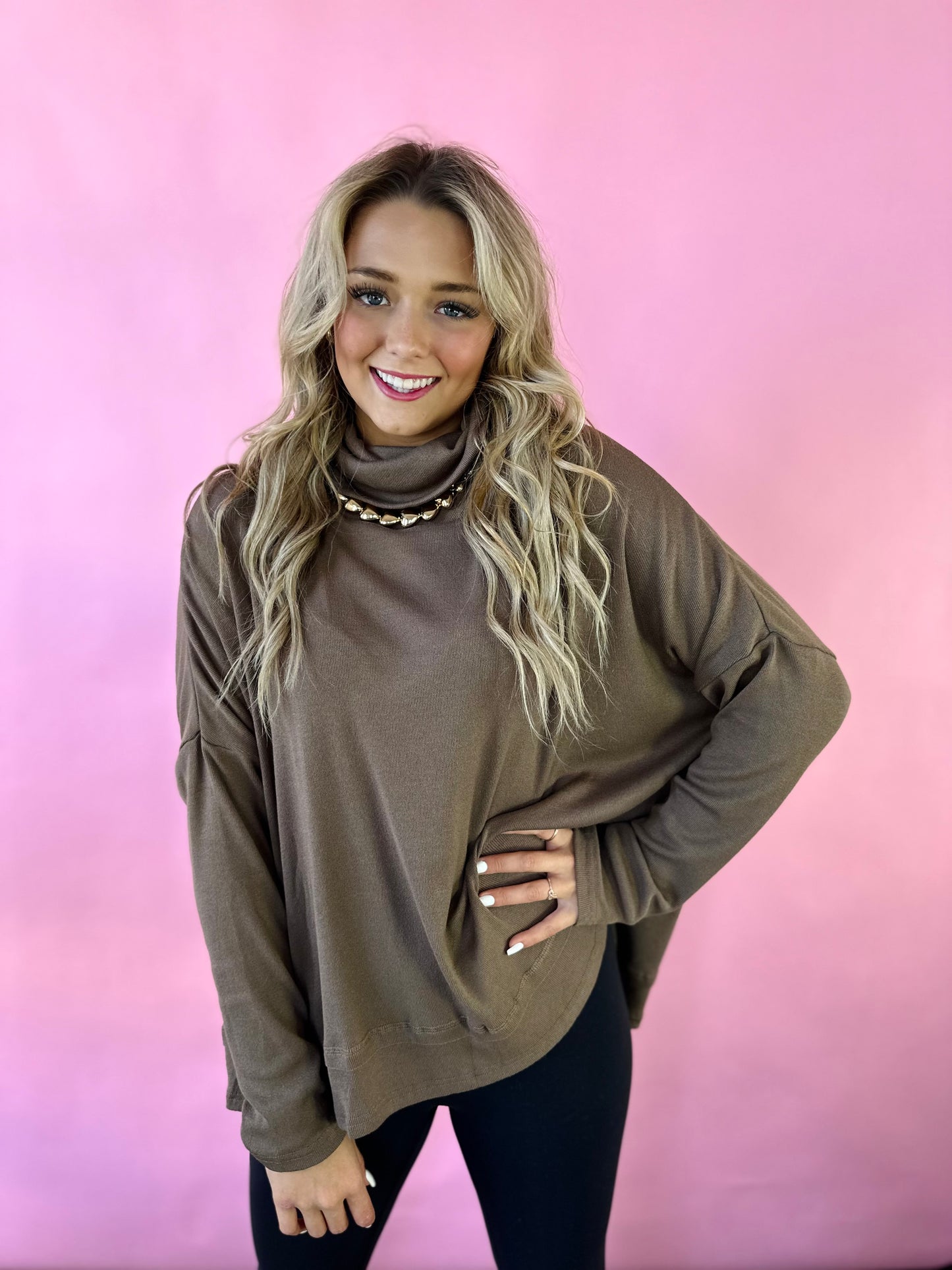 MOCHA LIGHTWEIGHT TURTLENECK